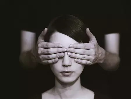 Frau mit zugehaltenen Augen
