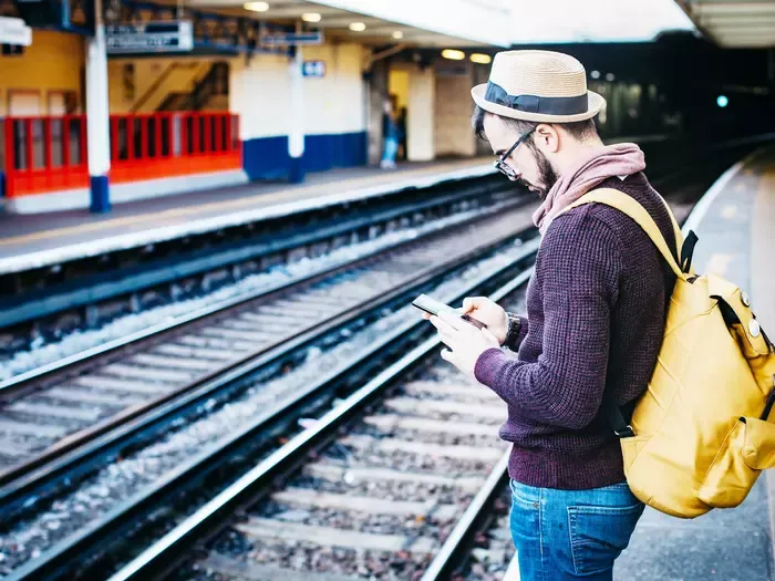 Mann mit Mobiltelefon