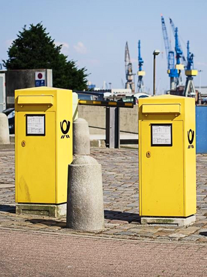Zwei Postkästen mit Hamburger Hafen im Hintergrund